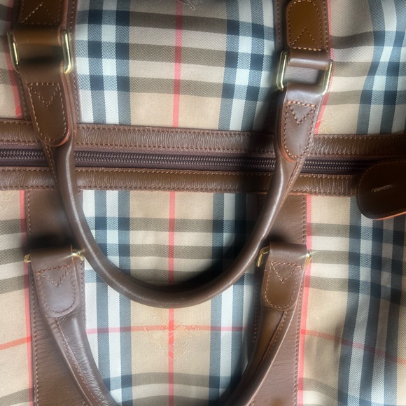 Burberry duffle traveling bag - Picture 11 of 17